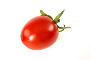 Beyaz zemin üzerinde yaprak izole kırmızı domates