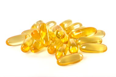 Beyaz arka plan üzerinde izole omega 3 jel kapsül