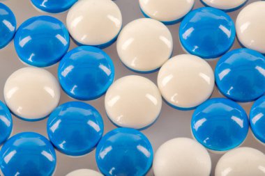 açık arkaplanda mavi ve beyaz küreler