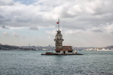 İstanbul Boğazı 'nın ortasında inşa edilen Maiden' s Tower veya Kiz Kulesi, İstanbul 'un en tanınmış simgelerinden biridir. Leander 'in Kulesi olarak da bilinen Kule, Türkiye
