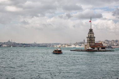 Uskudar 'da karlı bir gün. Uskudar, İstanbul ve Türkiye 'de martılı Bakire Kulesi manzarası.