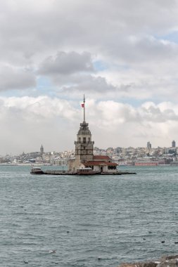 Uskudar 'da karlı bir gün. Uskudar, İstanbul ve Türkiye 'de martılı Bakire Kulesi manzarası.