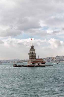 Uskudar 'da karlı bir gün. Uskudar, İstanbul ve Türkiye 'de martılı Bakire Kulesi manzarası.