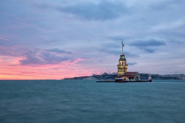 Bakire Kulesi 'nin manzarası. Bakire Kulesi Uskudar sularında ve Boğaz 'ın köşe taşı olarak düşünülebilir. İnşaat tarihi M.Ö. 341 yılına dayanıyor.