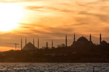 Günbatımında güzel cami ve Süleyman suyu.