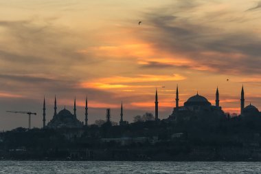 Mavi gökyüzündeki eski caminin güzel manzarası