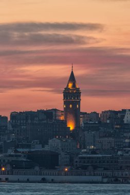 Denizin üzerinde gün batımı