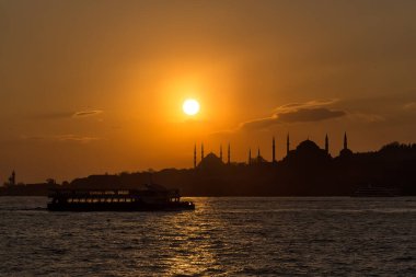 İstanbul, Türkiye 'de Günbatımında Ayasofya ve Mavi Cami