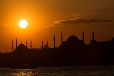 İstanbul, Türkiye 'de Günbatımında Ayasofya ve Mavi Cami