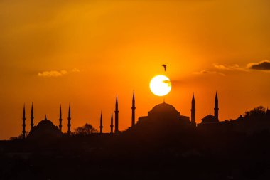İstanbul, Türkiye 'de Günbatımında Ayasofya ve Mavi Cami