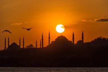 İstanbul, Türkiye 'de Günbatımında Ayasofya ve Mavi Cami