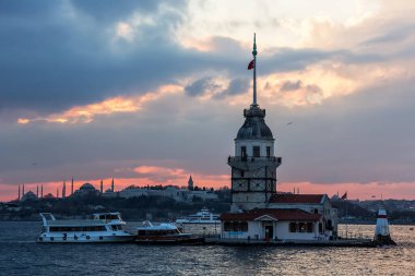 İstanbul Boğazı 'nın ortasında inşa edilen Maiden' s Tower veya Kiz Kulesi, İstanbul 'un en tanınmış simgelerinden biridir. Leander 'in Kulesi olarak da bilinen Kule, Türkiye