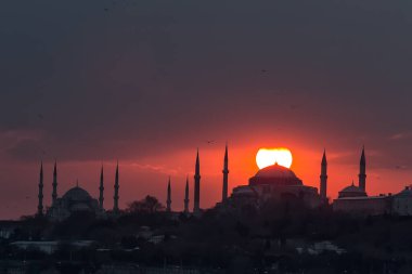 İstanbul, Türkiye 'de Günbatımında Ayasofya ve Mavi Cami