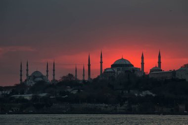 İstanbul, Türkiye 'de Günbatımında Ayasofya ve Mavi Cami