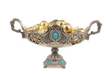 Folyo kaplı çikolata şekerleri beyaz arka planda izole edilmiş metal kapta. 