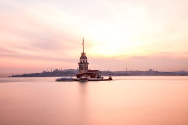 İstanbul, Türkiye 'de gün batımı gökyüzü olan Maiden' s Tower. İstanbul 'un sembolü Bakire Kulesi.