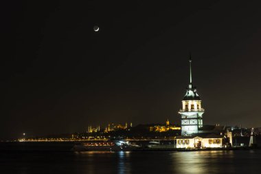 İstanbul, Türkiye 'de gün batımı gökyüzü olan Maiden' s Tower. İstanbul 'un sembolü Bakire Kulesi.