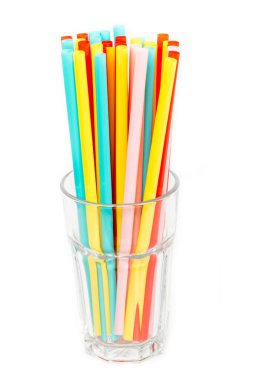 Beyaz arkaplanda izole edilmiş renkli pipetler