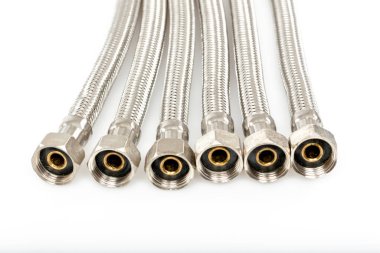 Esnek bağlantı hortumları. Tesisatı bağlamak için hortumlar. İnşaattaki tesisat işi beyaz arka planda izole edilmiş.