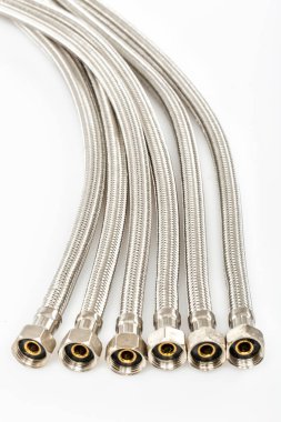 Esnek bağlantı hortumları. Tesisatı bağlamak için hortumlar. İnşaattaki tesisat işi beyaz arka planda izole edilmiş.