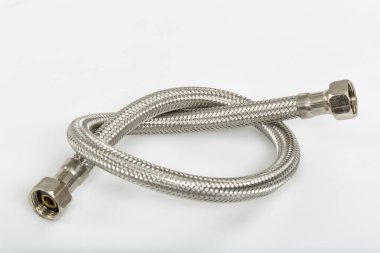 Esnek bağlantı hortumları. Tesisatı bağlamak için hortumlar. İnşaattaki tesisat işi beyaz arka planda izole edilmiş.