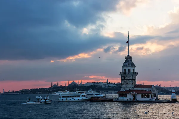 Der Mitten Der Bosporus Meerenge Erbaute Mädchenturm Oder Kiz Kulesi — Stockfoto