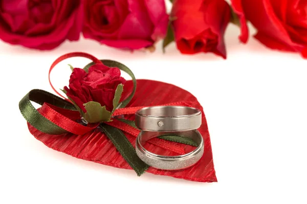 Wedding Rings Flowers Background — Stock Photo, Image