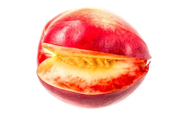 白い背景に赤い桃の実が孤立し — ストック写真