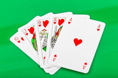 Poker kartları yeşil arka planda, oyun konseptinde isolayted