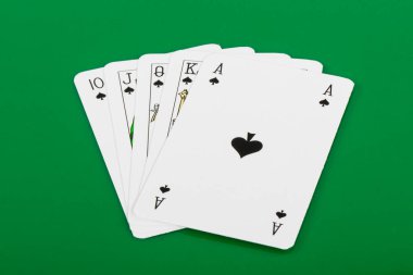 Poker kartları yeşil arka planda, oyun konseptinde isolayted
