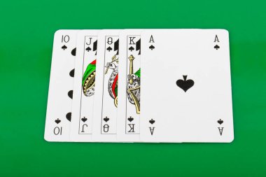 Poker kartları yeşil arka planda, oyun konseptinde isolayted