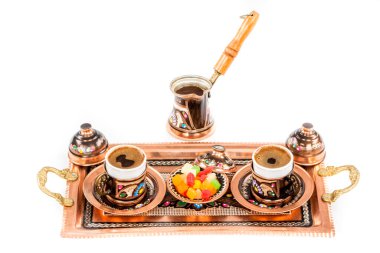 Beyaz bakgeround üzerinde bakır bardaklarda geleneksel Türk kahvesi