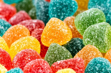 Bir sürü renkli şeker var. Lezzetli jelibon şekerler. Üst Manzara. Jöle tatlısı arka planı.