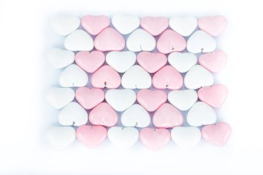 Pembe ve beyaz kalp şeklinde çikolata şekerlemeleri, yakın çekim görüntüsü