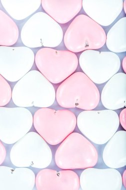 Pembe ve beyaz kalp şeklinde çikolata şekerlemeleri, yakın çekim görüntüsü