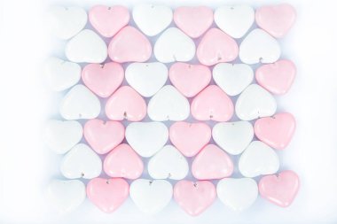 Pembe ve beyaz kalp şeklinde çikolata şekerlemeleri, yakın çekim görüntüsü