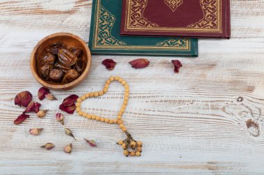 Premium tarihli Ramazan Kareem kavramı ve Kuran kitabı. 