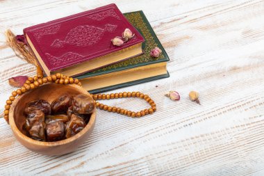 Premium tarihli Ramazan Kareem kavramı ve Kuran kitabı. 