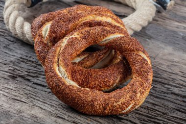 Kahvaltı için ahşap zemin üzerinde Türk Simit 'i. Türk simidi (simit, gevrek) ve çay. 