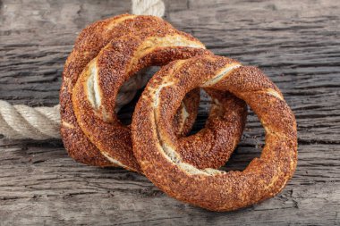 Kahvaltı için ahşap zemin üzerinde Türk Simit 'i. Türk simidi (simit, gevrek) ve çay. 