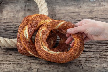 Kahvaltı için ahşap zemin üzerinde Türk Simit 'i. Türk simidi (simit, gevrek) ve çay. 
