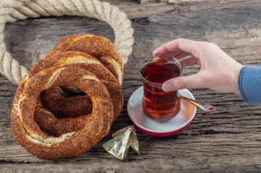 Kahvaltı için ahşap zemin üzerinde Türk Simit 'i. Türk simidi (simit, gevrek) ve çay. 