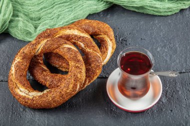 Kahvaltı için ahşap zemin üzerinde Türk Simit 'i. Türk simidi (simit, gevrek) ve çay. 