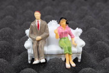 Akustik sünger - akustik köpük - yangın geciktirici yumurta profil köpüğü. Minyatür insanlar yalıtım konseptine benziyor..