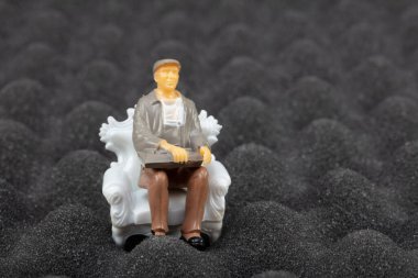 Akustik sünger - akustik köpük - yangın geciktirici yumurta profil köpüğü. Minyatür insanlar yalıtım konseptine benziyor..