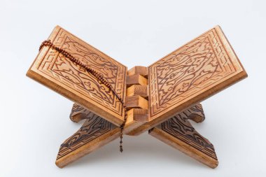 Kur 'an Rahle - beyaz arka planda izole ahşap ayakta