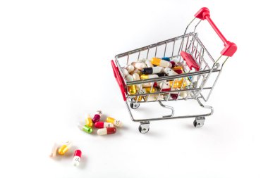 Alışveriş arabasında ilaç var.
