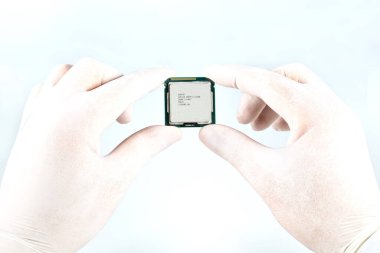 Beyaz arkaplanda bilgisayar işlemci çipi (CPU) izole edildi