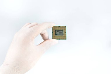 Beyaz arkaplanda bilgisayar işlemci çipi (CPU) izole edildi