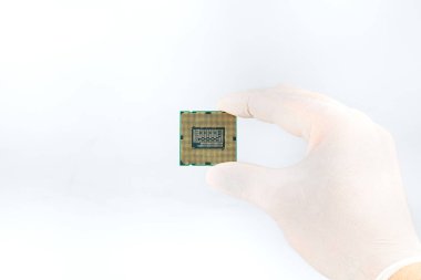 Beyaz arkaplanda bilgisayar işlemci çipi (CPU) izole edildi